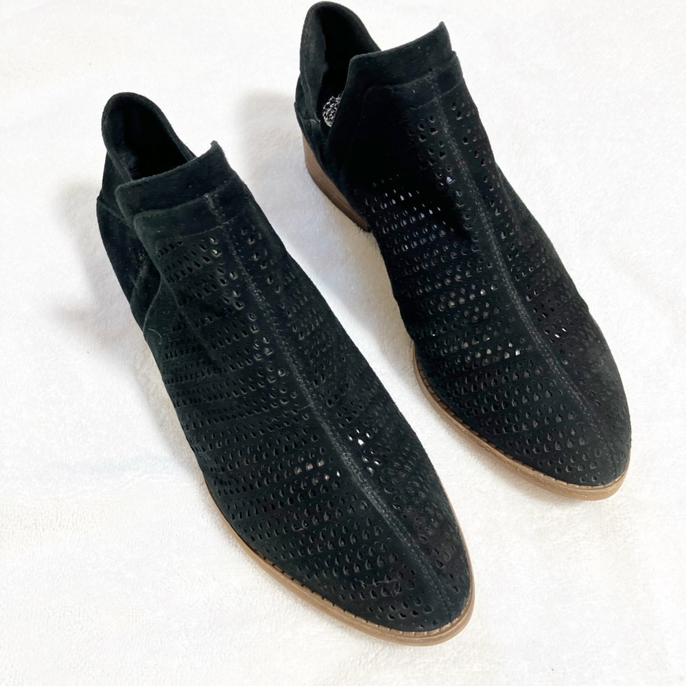 🔥Vince Camuto black suede perforated versatile booties Sz 8.5/39